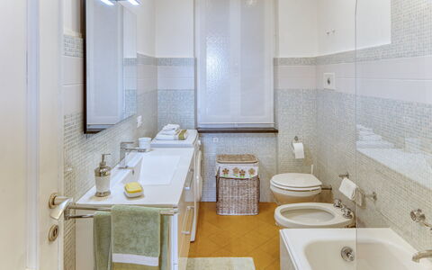 Marlà - Levanto: Robinet, Miroir, Luminaire Plomberie, Évier, Lavabo, Propriété, Bâtiment, Salle De Bains, Design Intérieur, Architecture