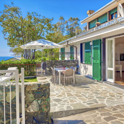 Marlà - Levanto: Ciel, Propriété, Table, Plante, Bâtiment, Bleu Azur, Ombre, Pot De Fleur, Porte, Chaise