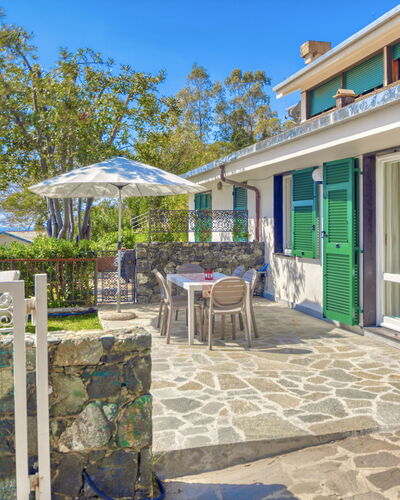 Marlà - Levanto: Ciel, Propriété, Table, Plante, Bâtiment, Bleu Azur, Ombre, Pot De Fleur, Porte, Chaise