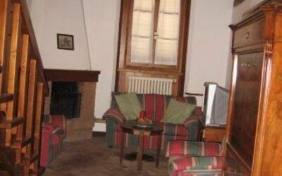 Il Rustico: Propriété, Fenêtre, Bois, Bâtiment, Plante, Maison, Tache De Bois, Sol, Plante D'Appartement, Salon