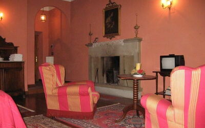 The Duke: Cadre, Meubles, Décoration, Confort, Bâtiment, Orange, Bois, Éclairage, Design Intérieur, Lampe