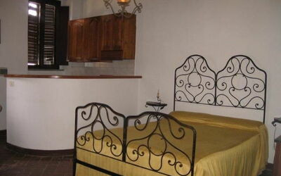 Antico Talamo: Meubles, Propriété, Bois, Confort, Design Intérieur, Cadre De Lit, Fenêtre, Bâtiment, Sol, Sol