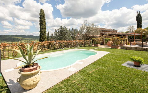 Valdambra Villa: Piscine, Jardin, Recours, Arrière-Cour, Aménagement Paysager, Eco Hôtel, Ferme, Biens, Hacienda, Cour