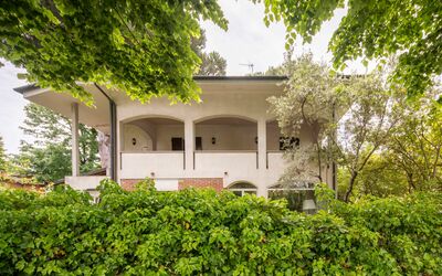 Appartamenti Del Forte: Bâtiment, Propriété, Plante, Ciel, La Nature, Arbre, Botanique, Végétation, Maison, Herbe