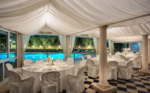Villa Alfresco: Table, Meubles, Décoration, Propriété, Vaisselle, L'Eau, Lumière, Chaise, Nappe De Table, Bleu Azur