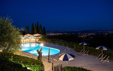 Villa Alfresco: L'Eau, Ciel, Plante, Bâtiment, Bleu Azur, Piscine, Plan D'Eau, Architecture, Arecales, Ombre