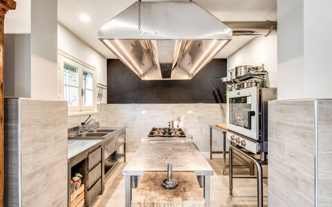 Villa Alfresco: Cabinetry, Meubles, Table, Comptoir, Chaise, Bâtiment, Cuisine, Salle, Bois, Canapé