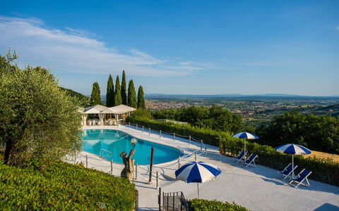 Villa Alfresco: Ciel, L'Eau, Nuage, Piscine, Plante, La Nature, Bleu Azur, Arbre, Végétation, Mobilier De Jardin