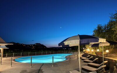 Villa Alfresco: L'Eau, Ciel, Plante, Piscine, Bâtiment, Bleu Azur, Ombre, Arbre, Mobilier De Jardin, Plan D'Eau