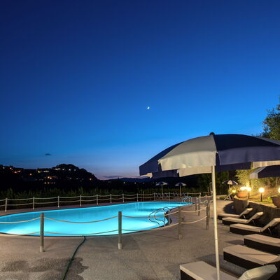 Villa Alfresco: L'Eau, Ciel, Plante, Piscine, Bâtiment, Bleu Azur, Ombre, Arbre, Mobilier De Jardin, Plan D'Eau