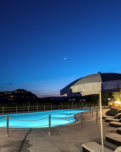 Villa Alfresco: L'Eau, Ciel, Plante, Piscine, Bâtiment, Bleu Azur, Ombre, Arbre, Mobilier De Jardin, Plan D'Eau