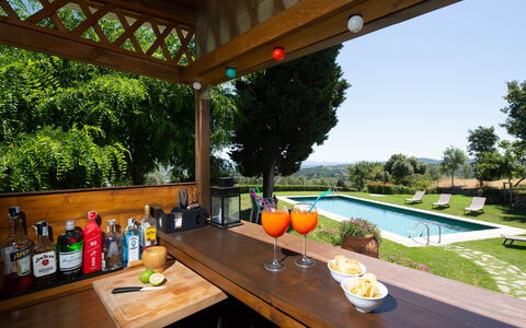 Villa Lastra: Table, Plante, Propriété, Meubles, La Nature, Bâtiment, Fenêtre, L'Eau, Ombre, Mobilier De Jardin