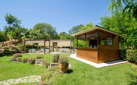 Villa Lastra: Plante, Ciel, Arbre, Paysage Naturel, Pot De Fleur, Ombre, Lot Terre, Chalet, Herbe, Zone Rurale