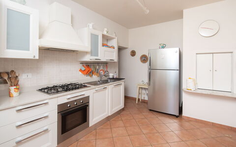 Villa Lastra: Cabinetry, Propriété, Comptoir, Cuisinière, Appareil De Cuisine, Design Intérieur, Électroménager, Le Fourneau, Cuisine, Cooktop