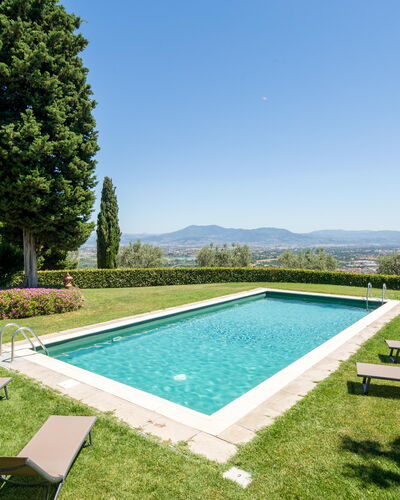 Villa Lastra: L'Eau, Ciel, Propriété, Plante, Paysage Naturel, Botanique, Piscine, Rectangle, Mobilier De Jardin, Ombre