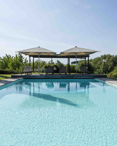 Casina Dell'acquaborra: Bleu, L'Eau, Piscine, Ombre, Recours, Mobilier De Jardin, Eco Hôtel, Aménagement Paysager, Caractéristique De L'Eau, Balancelle