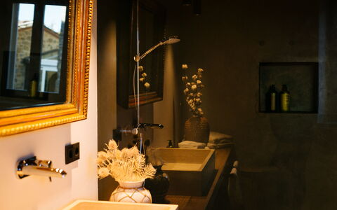 Villa Castiglioni: Cadre, Bâtiment, Fenêtre, Design Intérieur, Éclairage, Bois, Table, Mur, Lampe, Salon