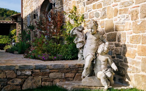 Villa Castiglioni: Plante, Bâtiment, Feuille, La Nature, Végétation, Herbe, Sculpture, Mur, Arbre, Brique