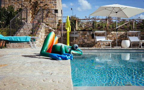 Villa Castiglioni: L'Eau, Ciel, Bleu Azur, Piscine, Bâtiment, Fenêtre, Ombre, Loisir, Mobilier De Jardin, Aqua