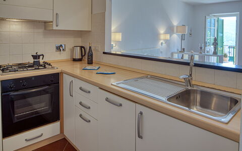 Villa Dell'erta - Levanto, Montale: Robinet, Comptoir, Cabinetry, Evier, Évier, Propriété, Bâtiment, Luminaire Plomberie, Cuisine, Bois