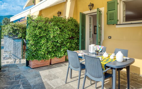 Villa Dell'erta - Levanto, Montale: Plante, Bâtiment, Meubles, Table, Fenêtre, Vert, Bleu Azur, Chaise, Pot De Fleur, Architecture