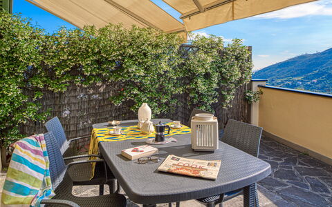 Villa Dell'erta - Levanto, Montale: Table, Meubles, Propriété, Bleu, Ombre, Tableau De Plein Air, Mobilier De Jardin, Chaise, Design Intérieur, Bâtiment