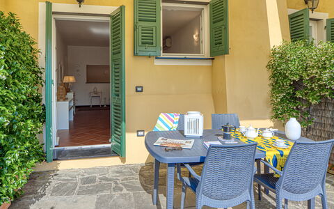 Villa Dell'erta - Levanto, Montale: Table, Plante, Meubles, Propriété, Chaise, Vert, Bleu Azur, Bâtiment, Bleu, Design Intérieur