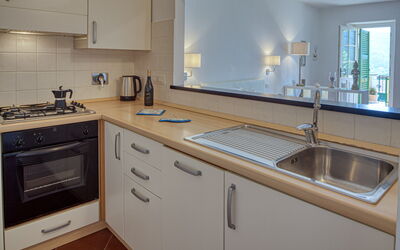 Apartment Cherry: Robinet, Comptoir, Cabinetry, Evier, Évier, Propriété, Bâtiment, Luminaire Plomberie, Cuisine, Bois