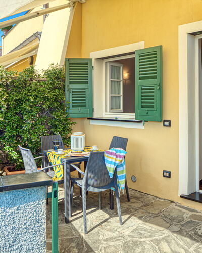 Villa Dell'erta - Levanto, Montale: Bâtiment, Plante, Fenêtre, Jour, Propriété, Porte, Bleu, Vert, Bleu Azur, Pot De Fleur