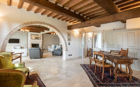 Fonte Della Chiana: Table, Meubles, Canapé, Bâtiment, Chaise, Bois, Salon, Salle, Fenêtre, Sol