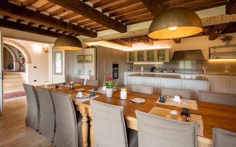 Fonte Della Chiana: Propriété, Meubles, Table, Bâtiment, Bois, Comptoir, Design Intérieur, Cuisine, Sol, Chaise