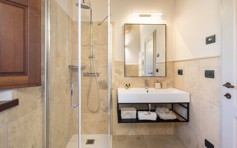 Fonte Della Chiana: Marron, Robinet, Miroir, Luminaire Plomberie, Évier, Lavabo, Bâtiment, Plante, Salle De Bains