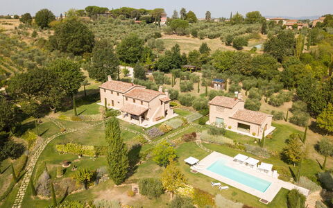 Fonte Della Chiana: Bâtiment, Ciel, Propriété, Plante, Arbre, Lot Terre, Maison, Design Urbain, Paysage Naturel, Quartier