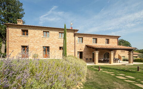 Fonte Della Chiana: Ciel, Nuage, Plante, Bâtiment, Fenêtre, Arbre, Maison, Lot Terre, Herbe, Chalet