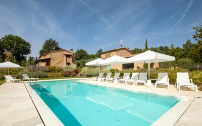Fonte Della Chiana: L'Eau, Nuage, Ciel, Plante, Propriété, Piscine, Bâtiment, Bleu Azur, Arbre, Chaise