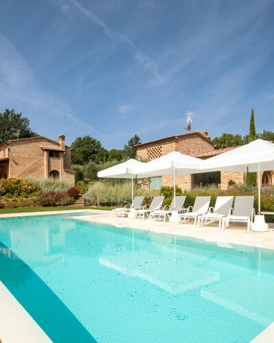 Fonte Della Chiana: L'Eau, Nuage, Ciel, Plante, Propriété, Piscine, Bâtiment, Bleu Azur, Arbre, Chaise