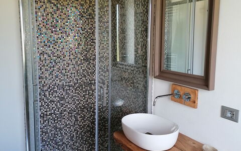 Il Pozzo Di San Barnaba: Miroir, Luminaire Plomberie, Évier, Propriété, Robinet, Salle De Bains, Éclairage, Bois