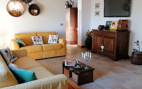 Il Pozzo Di San Barnaba: Propriété, Canapé, Meubles, Table, Cadre, Bois, Design Intérieur, Plante D'Appartement, Salon, Sol