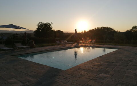 Il Pozzo Di San Barnaba: L'Eau, Ciel, Ressources En Eau, Piscine, Arbre, Plan D'Eau, Paysage, Le Coucher Du Soleil, Loisir, Composite