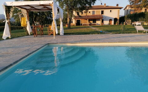 Il Pozzo Di San Barnaba: L'Eau, Plante, Jour, Propriété, Bâtiment, Ciel, Piscine, La Nature, Bleu Azur, Arbre