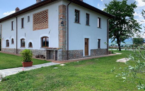 Il Pozzo Di San Barnaba: Plante, Nuage, Ciel, Propriété, Bâtiment, Fenêtre, Lot Terre, Herbe, Maison, Arbre