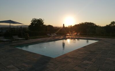 Il Pozzo Di San Barnaba: L'Eau, Ciel, Ressources En Eau, Piscine, Arbre, Plan D'Eau, Paysage, Le Coucher Du Soleil, Loisir, Composite