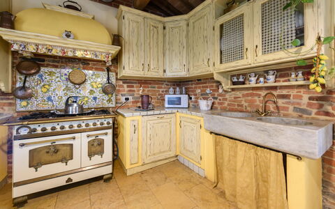 Villa Lorenzana: Cabinetry, Propriété, Comptoir, Bâtiment, Bois, Cuisine, Design Intérieur, Architecture, Sol, Sol