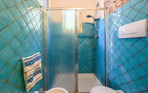 Villa Lorenzana: Propriété, Bleu, Bleu Azur, Bâtiment, Luminaire Plomberie, Salle De Bains, Éclairage, Design Intérieur, Mur, Sol