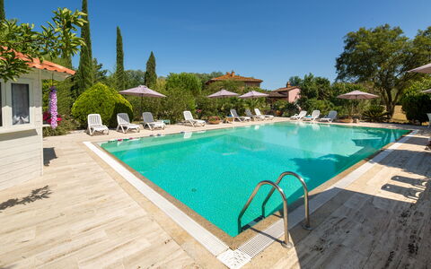 Villa Lorenzana: L'Eau, Ciel, Propriété, Plante, Bâtiment, Piscine, Bleu Azur, Arbre, Mobilier De Jardin, Ombre