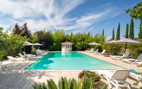 Villa Lorenzana: L'Eau, Plante, Nuage, Ciel, Piscine, Bleu Azur, Arbre, Arecales, Bâtiment, Mobilier De Jardin