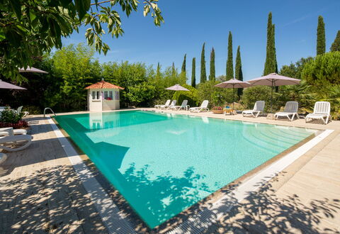 Villa Lorenzana: L'Eau, Plante, Ciel, Propriété, Piscine, Bleu Azur, Arbre, Bâtiment, Plan D'Eau, Ombre