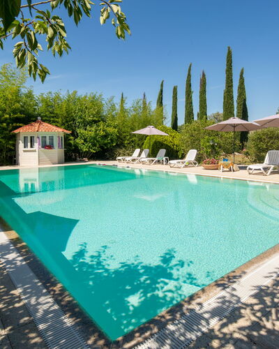 Villa Lorenzana: L'Eau, Plante, Ciel, Propriété, Piscine, Bleu Azur, Arbre, Bâtiment, Plan D'Eau, Ombre