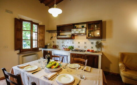 Castelletto Weddings And Events: Table, Meubles, Vaisselle, Aliments, Éclairage, Chaise, Vaisselle, Fenêtre, Bois, Design Intérieur