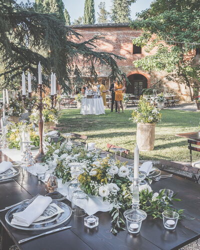 Castelletto Weddings And Events: Plante, Table, Propriété, Meubles, Vaisselle, Botanique, Chaise, Arbre, Bâtiment, Éclairage